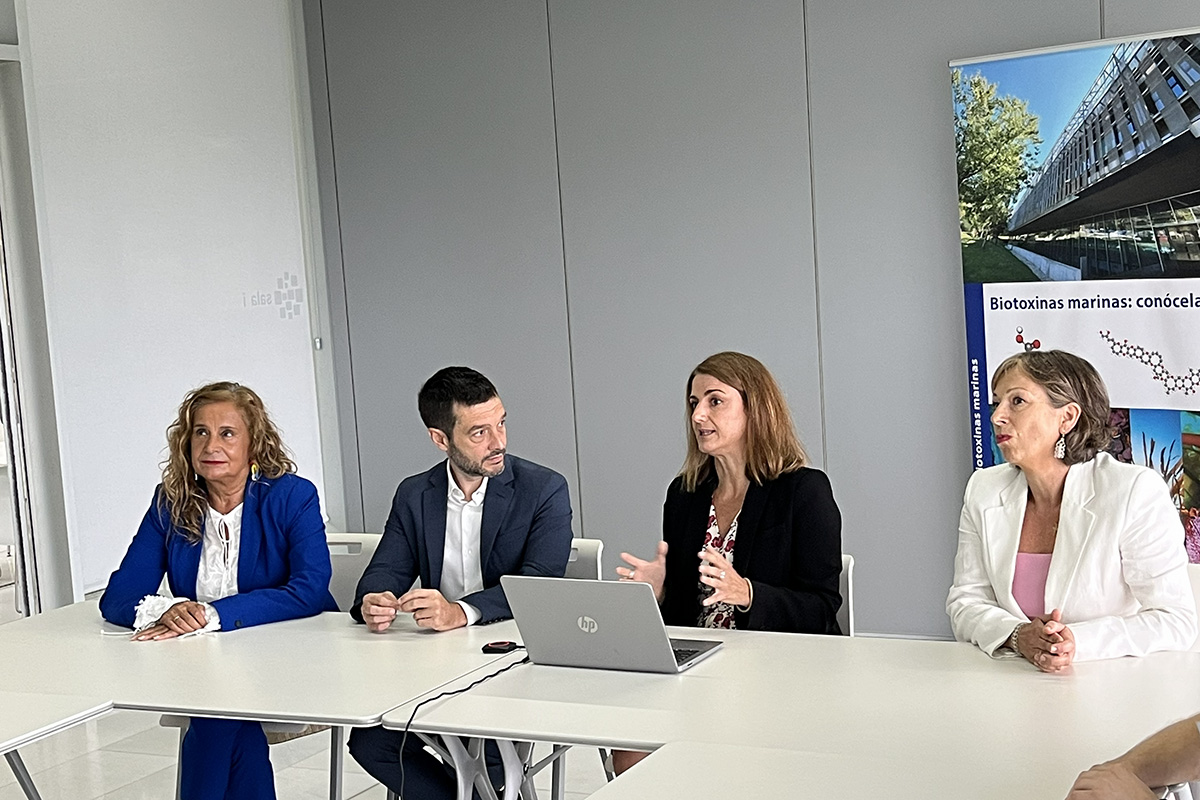 Bustinduy visita el Laboratorio de Biotoxinas Marinas de la Agencia Española de Seguridad Alimentaria y Nutrición en Vigo