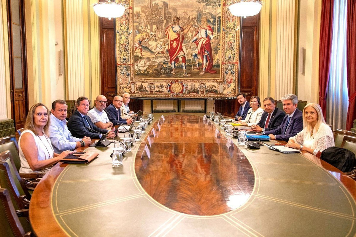 Luis Planas aborda con el sector pesquero y acuícola los principales retos de los próximos meses
