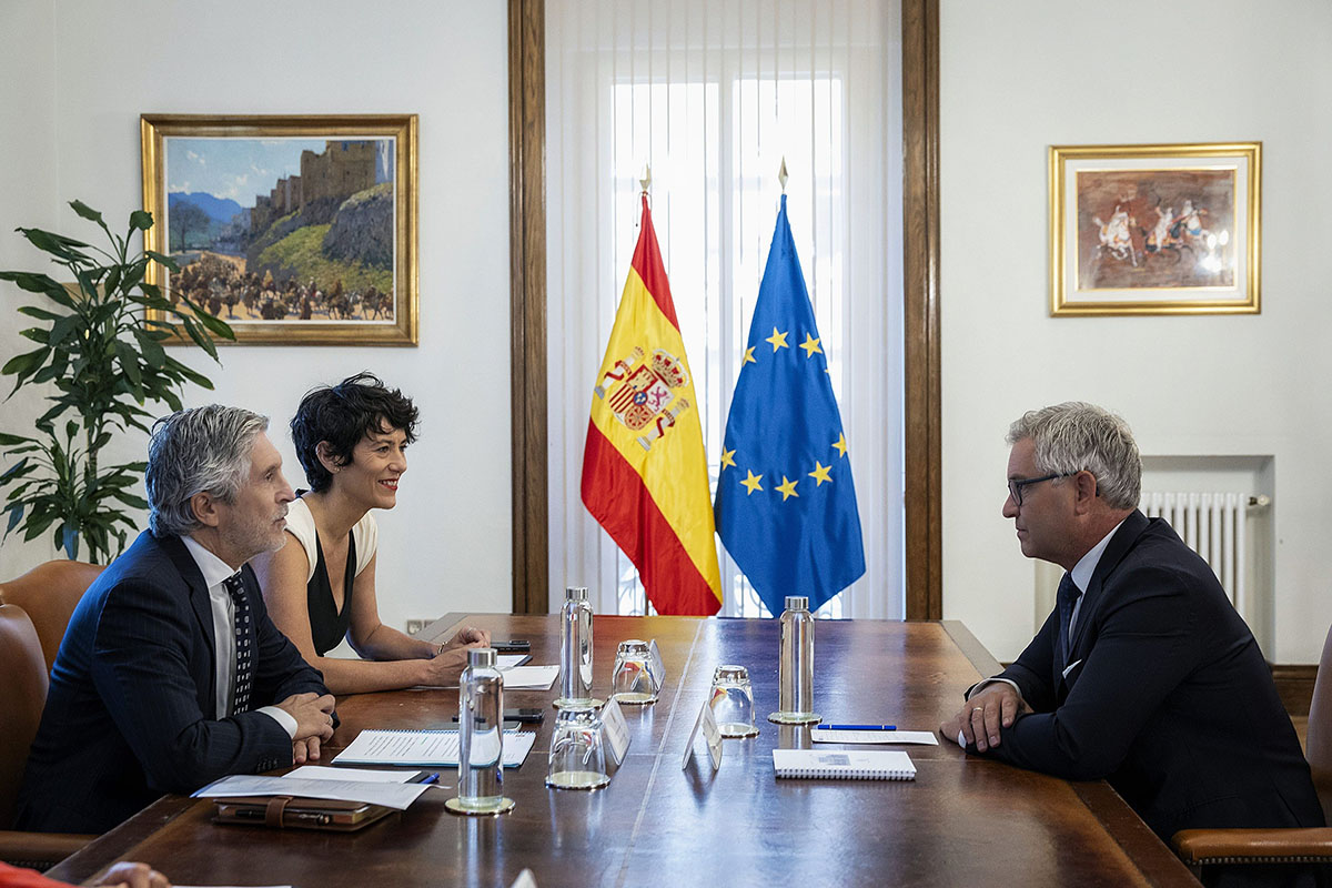 Grande-Marlaska pide a la Unión Europea cambios legislativos que permitan «agilizar» los procedimientos en crisis migratorias